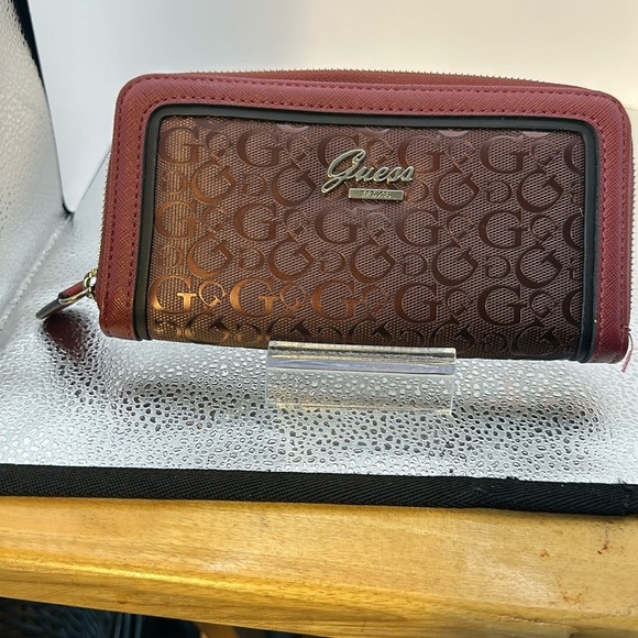 Beautiful guess billfold. the billfold looks brand new. Burgundy and brown​ - Picture 1 of 4